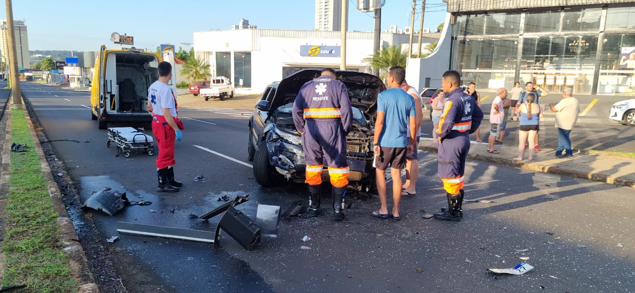 Foto 3 de 21 — Veículo de luxo se envolve em grave acidente na Via Expressa